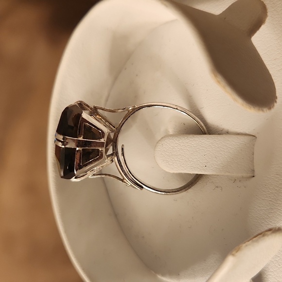Elegant Brown Gemstone Ring - Picture 2 of 2